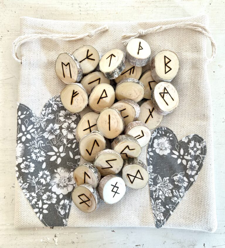 Set di rune in legno di betulla